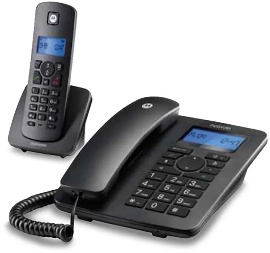 Zwarte Motorola C4201 draadloze telefoon op lader en bedrade telefoon, in een studio-opname.