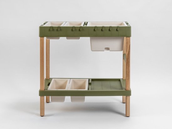 Olijfgroene kweektafel met laden, bakken en houten poten.