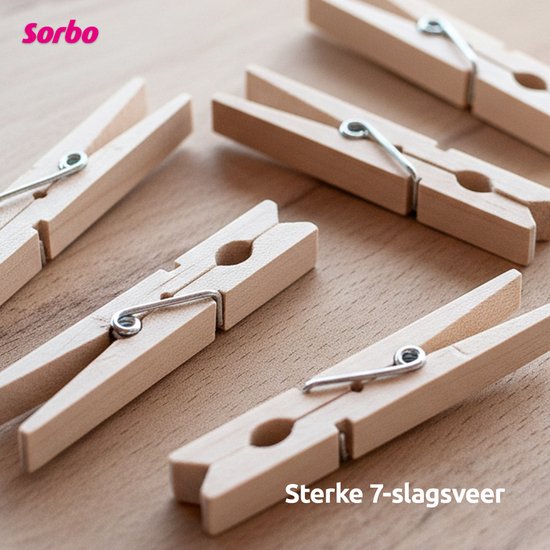 Close-up van Sorbo houten wasknijpers met 7-slagsveer op een houten ondergrond. Tekst 'Sterke 7-slagsveer'.
