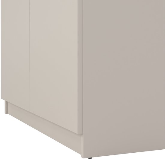 Onderkant van een taupe schoenenkast, met een lage plint en pootjes.