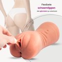 Roze vaginale masturbator met een hand die de opening uitrekt. De tekst 'Flexibele schaamlippen' is zichtbaar. Een vrouw in witte onderkleding staat op de achtergrond.