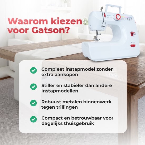 Witte naaimachine met rode accenten op een houten tafel, naast een stoffen runner.