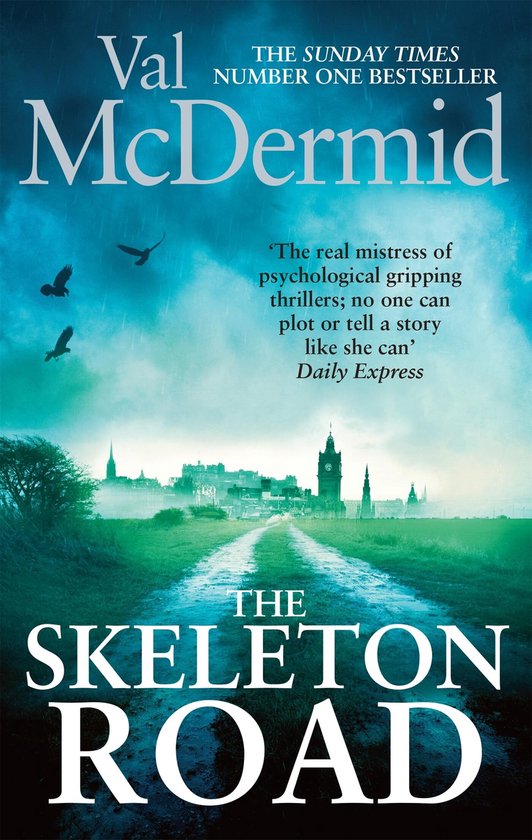 De kaft van het boek 'The Skeleton Road' toont een landschap met een weg die naar een stad leidt. Vogels vliegen in de regen.