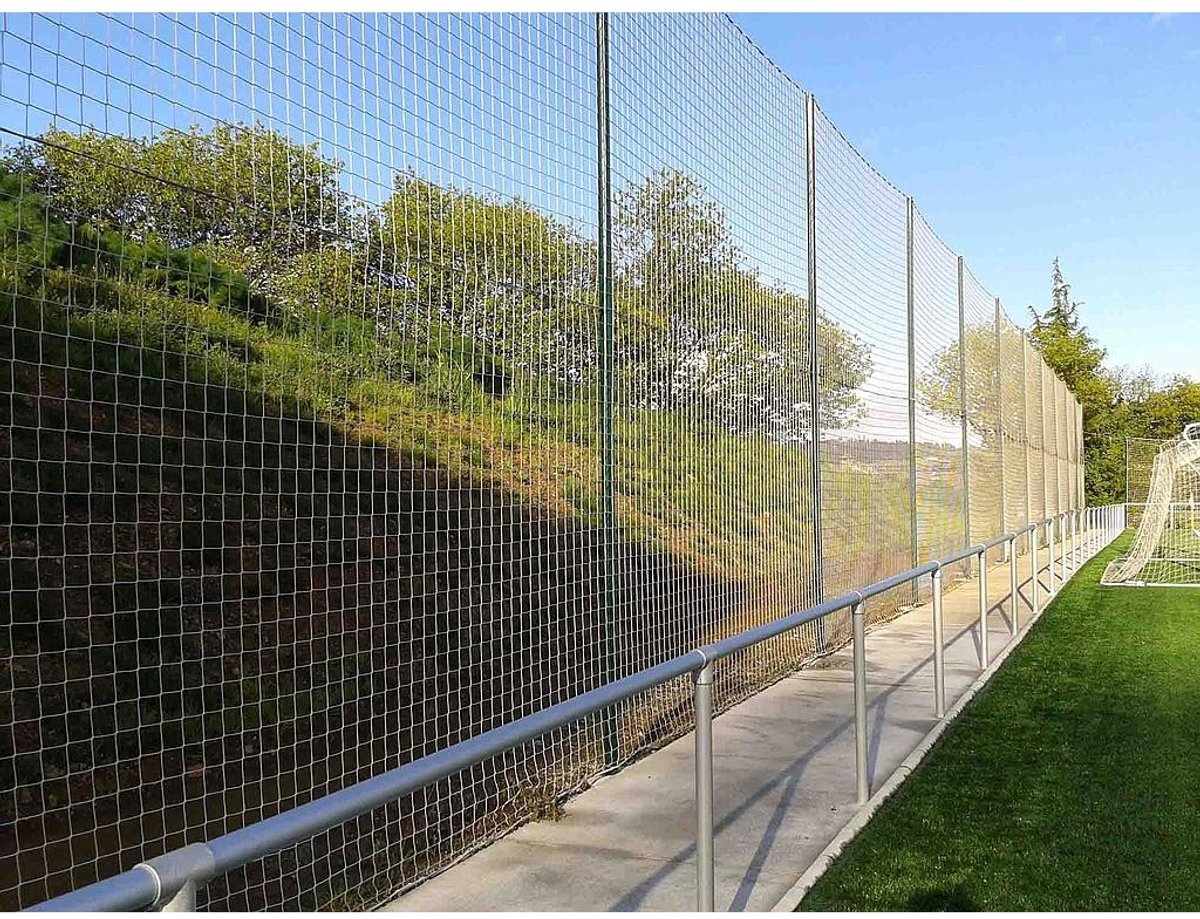 6 M metalen paal voor beschermingsnet met basisplaat voor vastschroeven