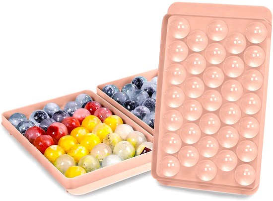 Twee roze ijsblokjesvormen, één gevuld met kleurrijke ijsblokjes, de ander leeg. Ronde ijsblokjes.
