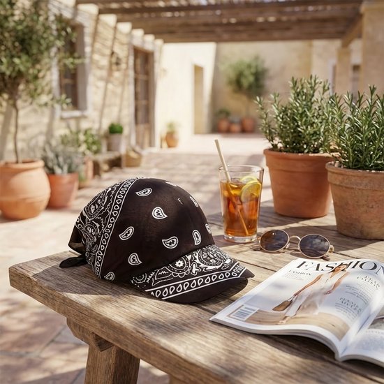 Zwarte bandana met klep – unisex bandana cap met paisley print