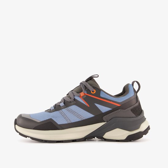 Zij-aanzicht van een blauw-grijze waterdichte wandelschoen met oranje details en veters.