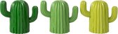 Drie decoratieve cactussen in verschillende maten en tinten groen op een rij.