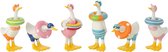 Zes decoratieve eenden van polyresin, elk met een zwemband en zwemspecifieke accessoires.