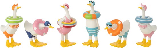 Zes decoratieve eenden van polyresin, elk met een zwemband en zwemspecifieke accessoires.