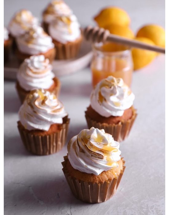 Appel-citroen cupcakes met meringue en honing, op een grijze achtergrond.