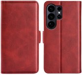 Rood lederen telefoonhoesje, gesloten en open met camera-uitsparing.
