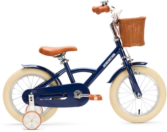 Vélo d'enfant bleu foncé avec panier, selle et poignées marron. Pneus et roulettes couleur crème, vue de côté.