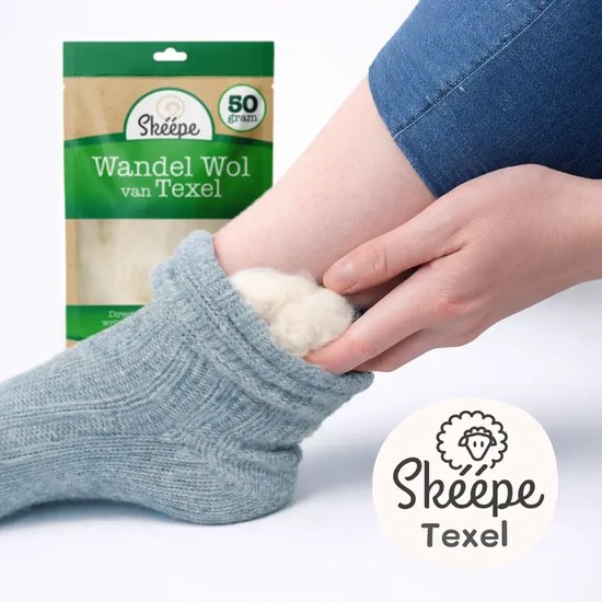 Een persoon die wandelwol in een blauwe sok doet. Skeépe Texel 50 gram verpakking op de achtergrond.