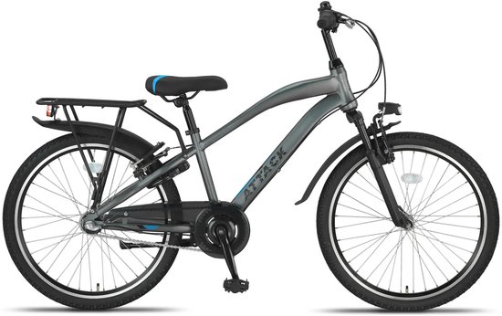 Grijze kinderfiets met 'ATTACK' in blauwe letters op het frame, bagagedrager, spatborden en een blauw zadel.