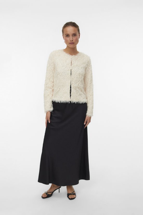 Mannequin portant une veste en tricot duveteuse blanc cassé et une jupe longue noire en satin.
