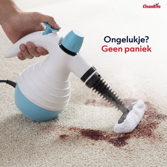 Een hand reinigt rode vlekken op een crème tapijt met een witte stoomreiniger met turquoise details. "Ongelukje? Geen paniek".