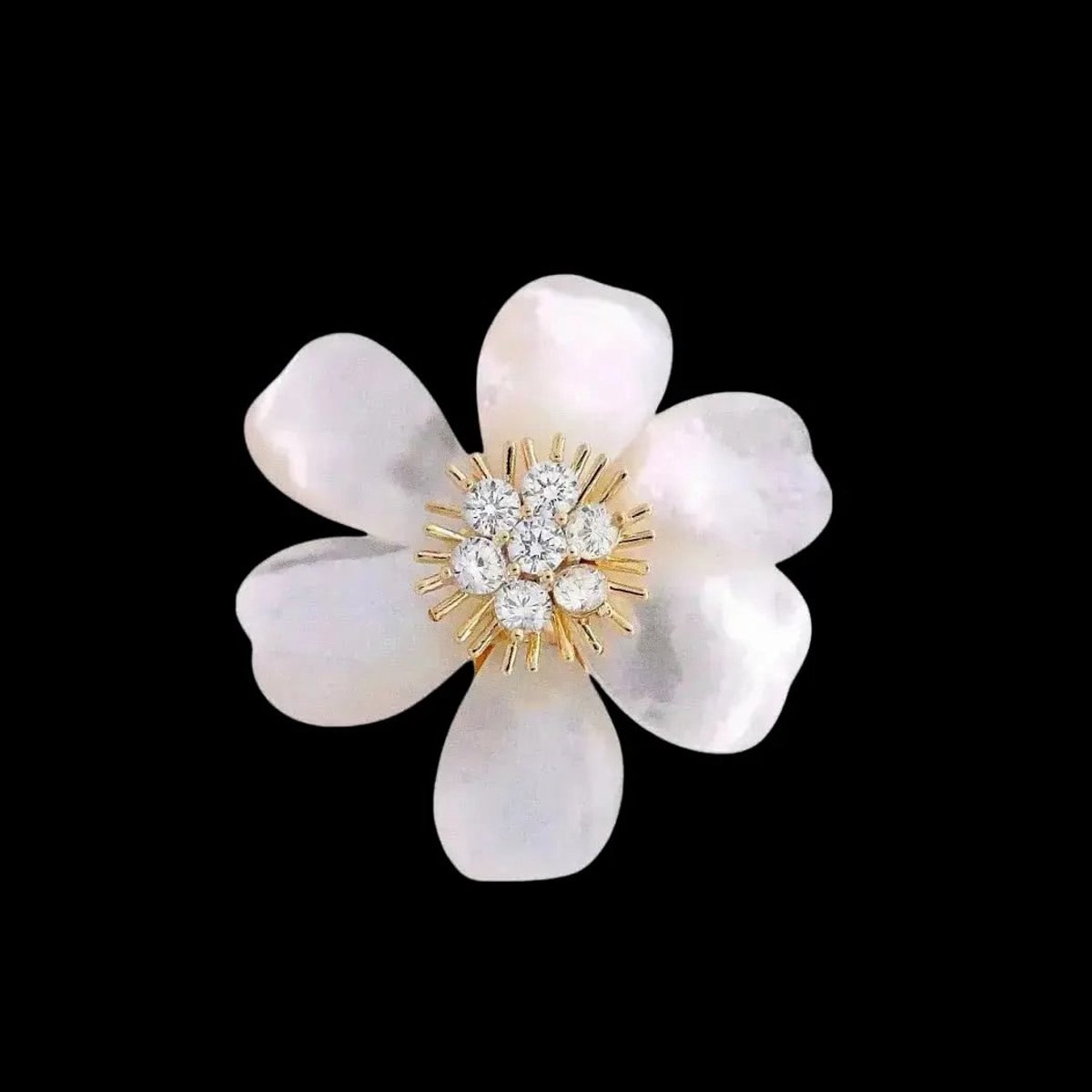 Victoria Valenza Goudkleurige Jasmijnbloem Broche met Zirkonia en Parelmoer - Broche - Goudkleurig - Jasmijnbloem broche - Zirkonia