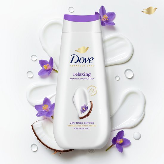 Fles Dove Relaxing Jasmijn & Kokosmelk douchegel, omringd door witte crème, paarse bloemen en kokosnoot.