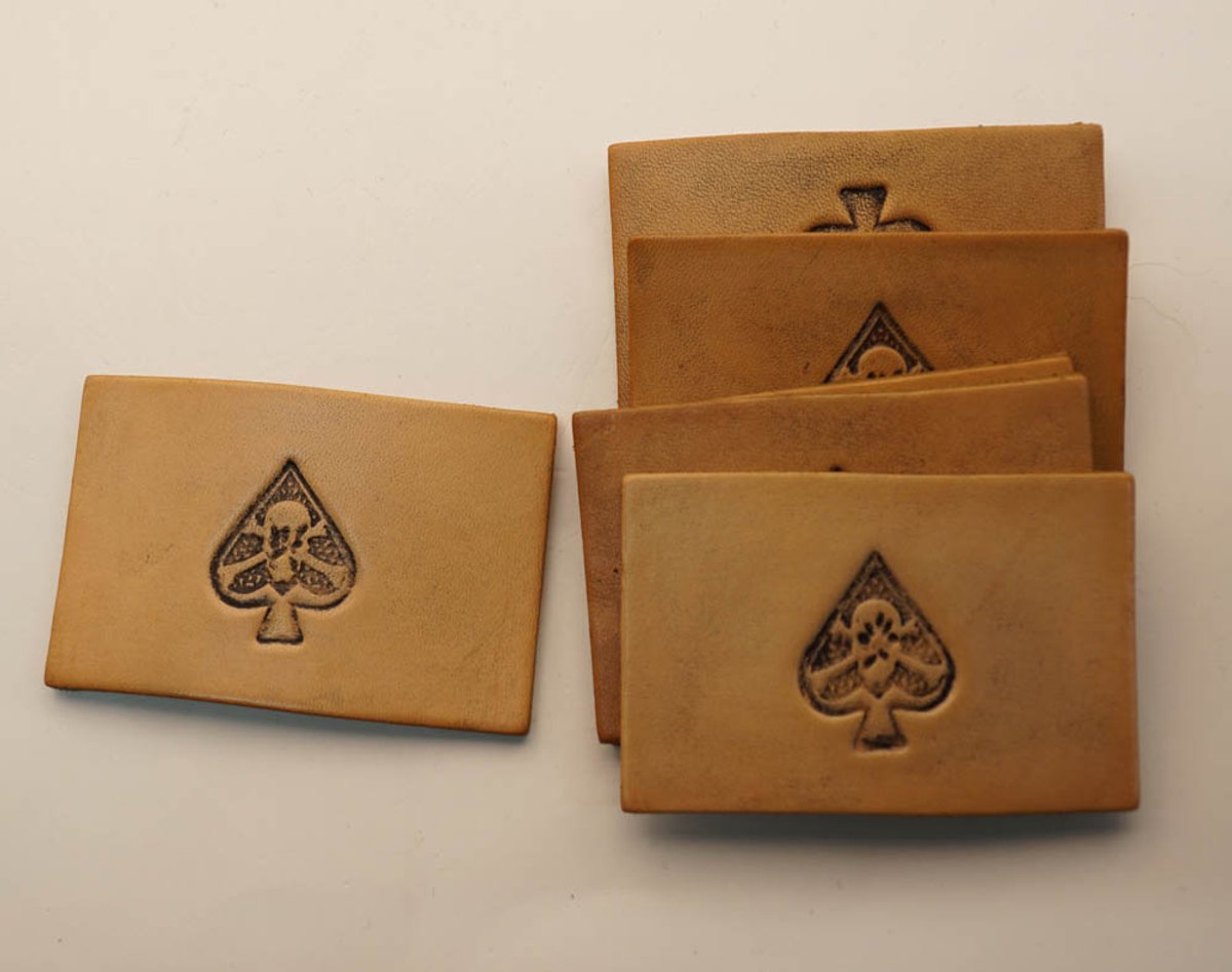6 Leren onderzetters schoppen aas met doodskop in het beige - stoere leren onderzetters - handgemaakte beige onderzetters - onderzettters voor schotjes - onderzetters voor kleine glazen - lederen onderzetters schoppen aas - unieke onderzetters