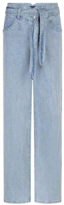Lichtblauwe spijkerbroek met ceintuur in de taille en rechte pijpen.