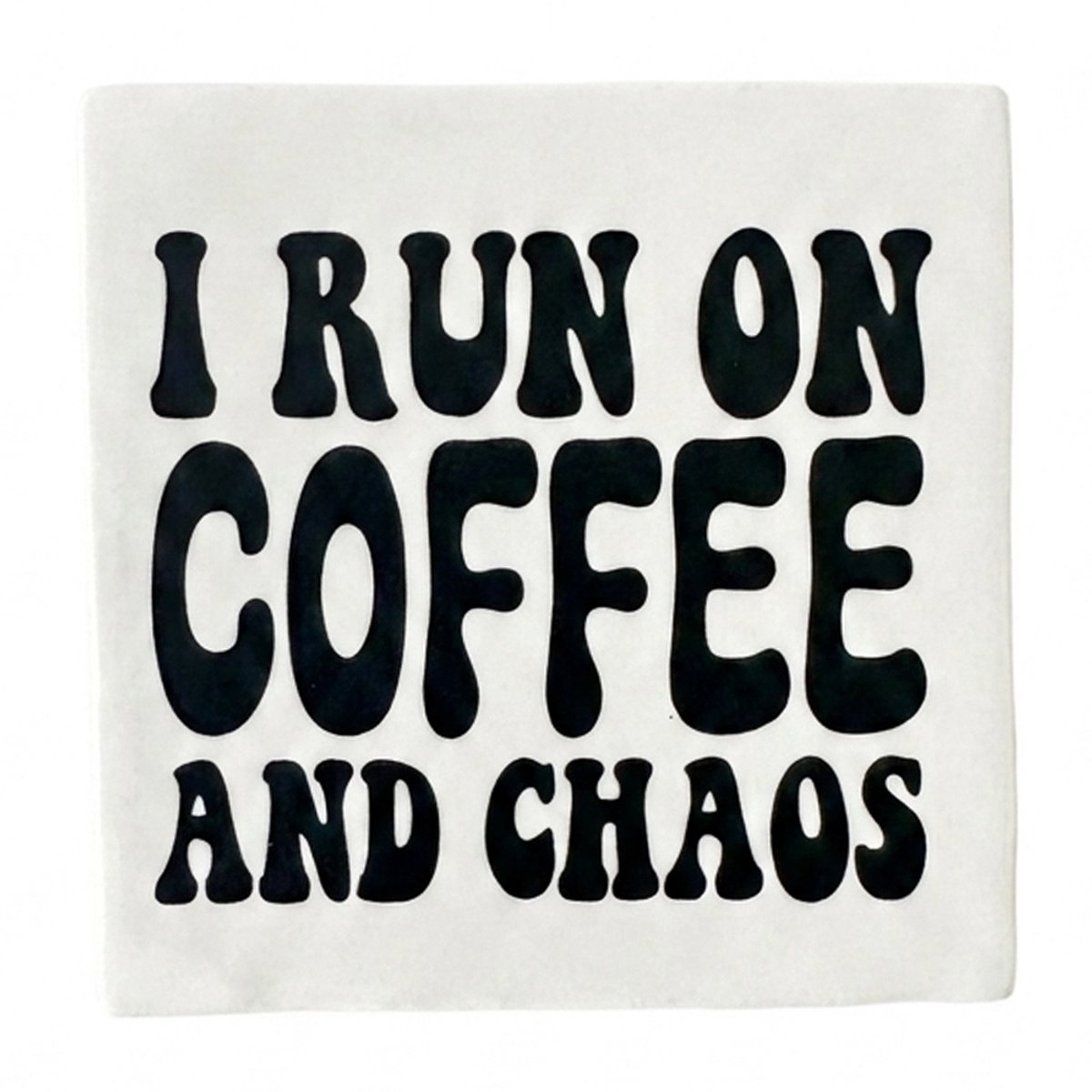 Snoes Spreuktegel - I run on coffee and chaos - Wit Handgevormd Spaans Keramiek - 10x10 cm - Cadeau voor Koffieliefhebber - Inclusief Plakhaakje