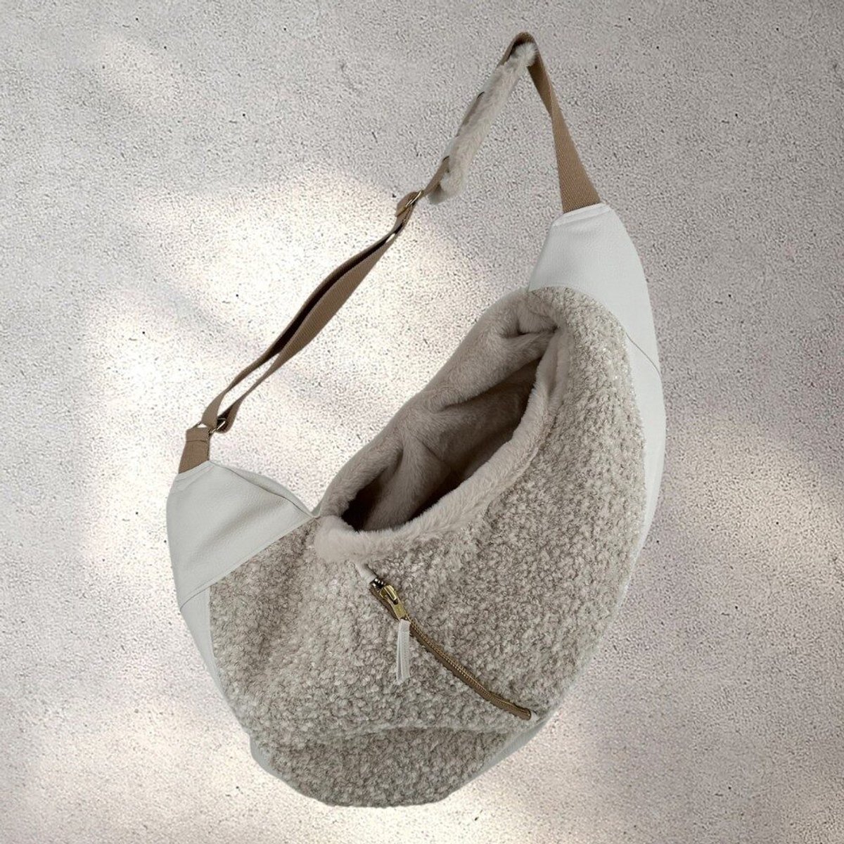 Luxe Draagzak Hond - Curl Ecru - Puppy Draagzak - Honden Draagzak - Ergonomische Hondentas - Handgemaakt - Draagtas Hond - Honden Draagtas - Honden Draagzak - Maat S = tot 5 kg S