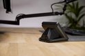 Zwarte Elgato XLR Dock MK.2 met een microfoonarm en een toetsenbord op een houten bureau.