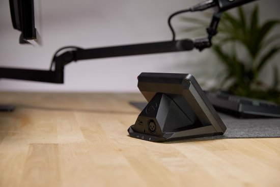 Zwarte Elgato XLR Dock MK.2 met een microfoonarm en een toetsenbord op een houten bureau.
