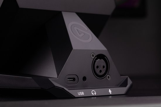 Close-up van de achterkant van de zwarte Elgato XLR Dock MK.2, met USB-, hoofdtelefoon- en microfoonaansluitingen.