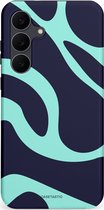 Donkerblauwe telefoonhoes met aquamarijn golvend patroon.