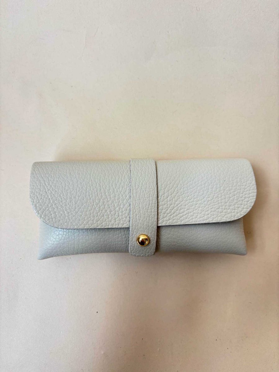 Zonnebrilhoes Beige Mat - Echt leer 100% - 16 x 8 cm - Accessoire - Zonnebril - Modern - Cool - Hip - Trendy - Trendsetter Wauw - Fashion Trending Handig Gadget - Sunglasses Wallet - Zon - Lente Zomer - Accessoires - Dames - Heren - Kinderen - Vrouw