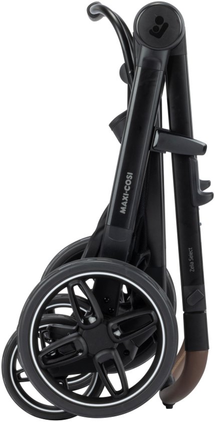 Opgevouwen Maxi-Cosi Zelia S kinderwagen in donkergrijs met bruine handgreep.