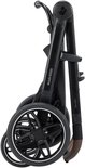 Opgevouwen Maxi-Cosi Zelia S kinderwagen in donkergrijs met bruine handgreep.
