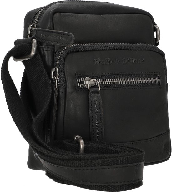 Zwarte leren tas van The Chesterfield Brand met meerdere ritsvakken.
