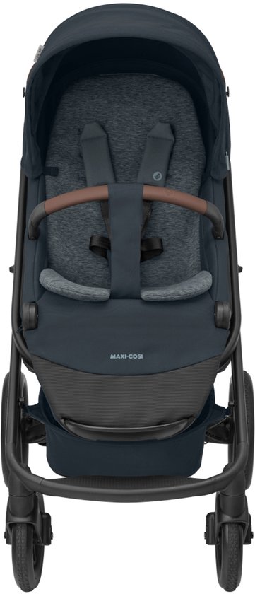 Donkerblauwe Maxi-Cosi kinderwagen met bruin handvat. Zichtbaar: gordels en gevoerd zitje.