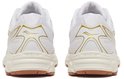 Witte Saucony sneakers met gouden details en bruine zolen, achterkant zichtbaar.