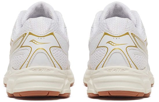 Witte Saucony sneakers met gouden details en bruine zolen, achterkant zichtbaar.