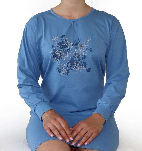 Blauw nachthemd met lange mouwen, versierd met een lichtblauwe bloemenprint op de borst.