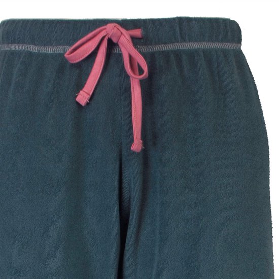 Donkergroene pyjamabroek met roze strikceintuur en grijze stiksels aan de tailleband.