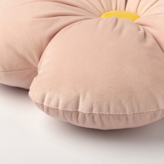 Gedetailleerd lichtroze fluwelen kussen in de vorm van een bloem met een geel hart.
