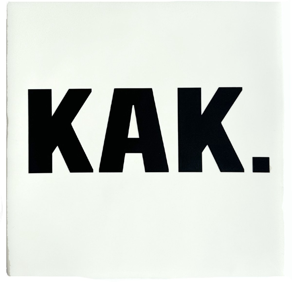 Snoes Spreuktegel – KAK. – Wit met Zwart – Inclusief Gratis Plakhaakje – Handgemaakt Keramiek – 10x10 cm – Grappig Cadeau – Humor – Wanddecoratie Toilet & Kantoor