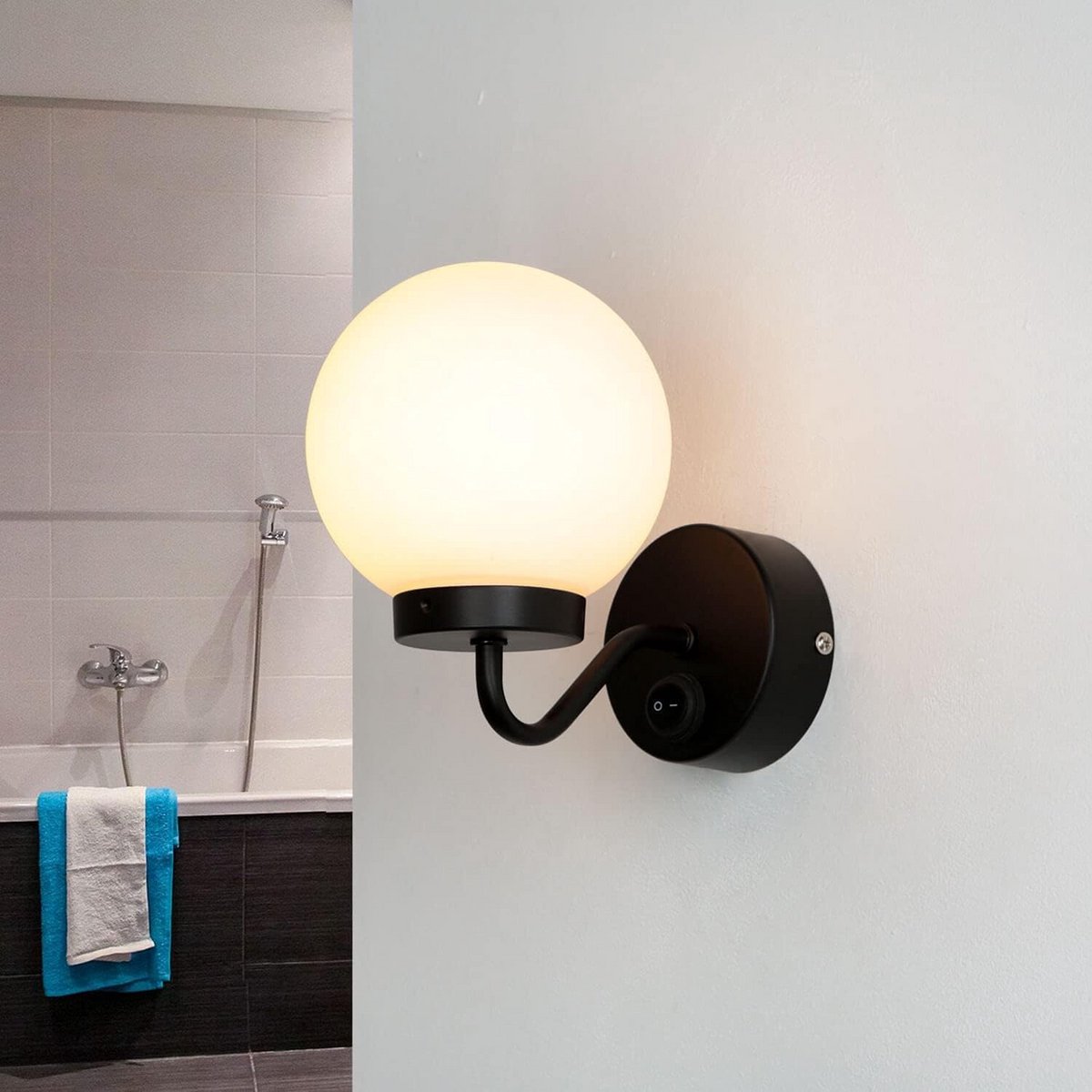 Stijlvolle Zwarte Wandlamp Badkamer met Glazen Bol - IP44 Spatwaterdicht en Schakelaar