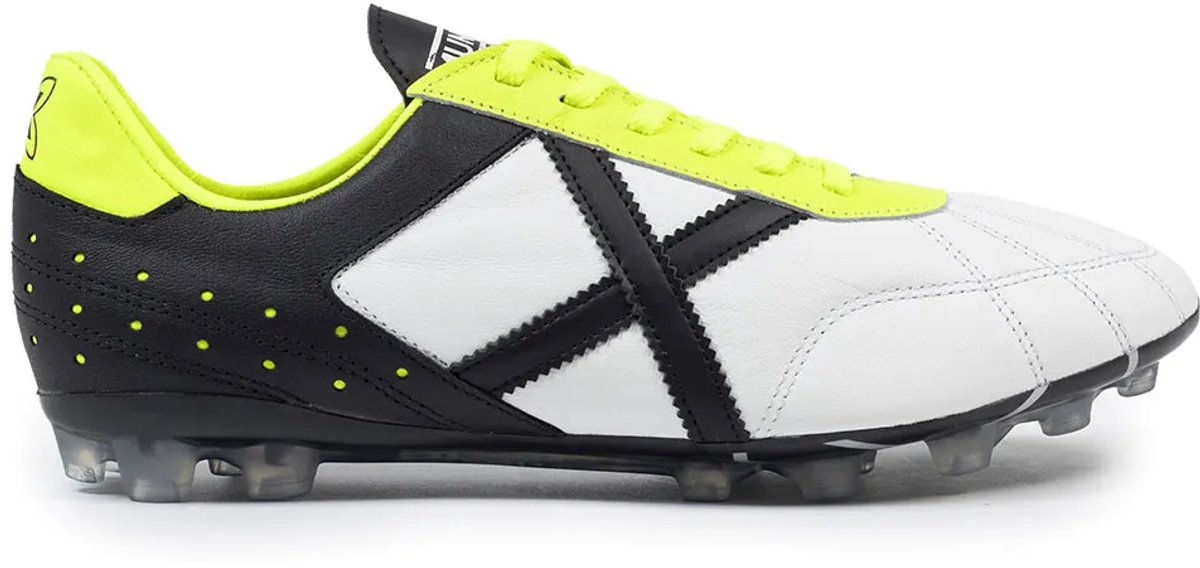 Witte Munich Estadio Ag23 02 voetbalschoenen EU 42 met zwarte en neongele accenten, geschikt voor voetbal.
