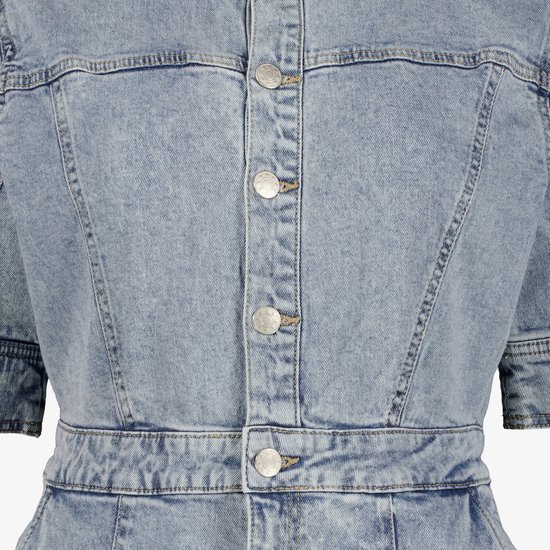 Detail van blauwe spijkerjurk met zilverkleurige knopen en stiksels.