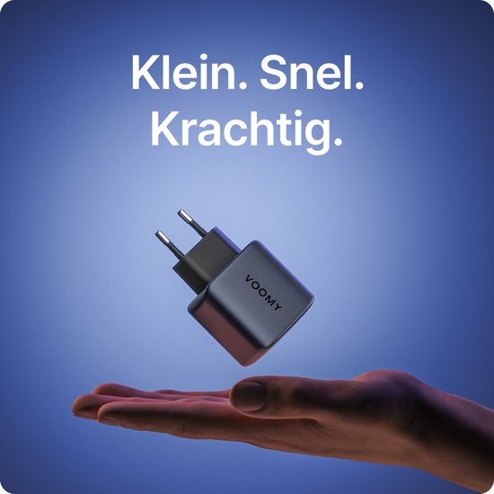 Kleine, snelle en krachtige Voomy oplader in een hand.