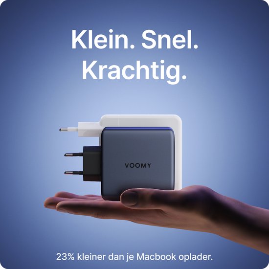 Hand van een persoon die een donkergrijze Voomy oplader vasthoudt, met een witte oplader erachter. Tekst: Klein. Snel. Krachtig.
