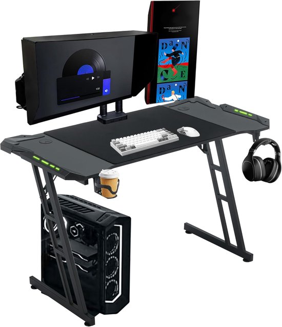 Bureau de jeu noir avec ordinateur, moniteur, clavier, souris et porte-gobelet avec boisson.