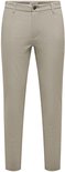 Voorkant van een beige chino met knoopsluiting en riemlussen. Merklabel 'ONLY & SONS'.