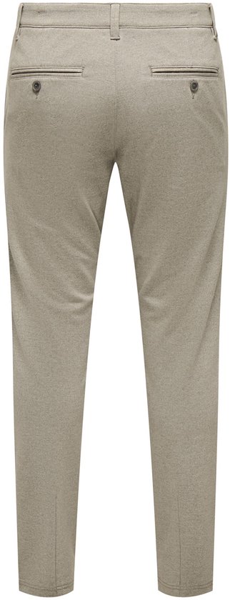Achterkant van een beige chino met twee paspelzakken met knopen.